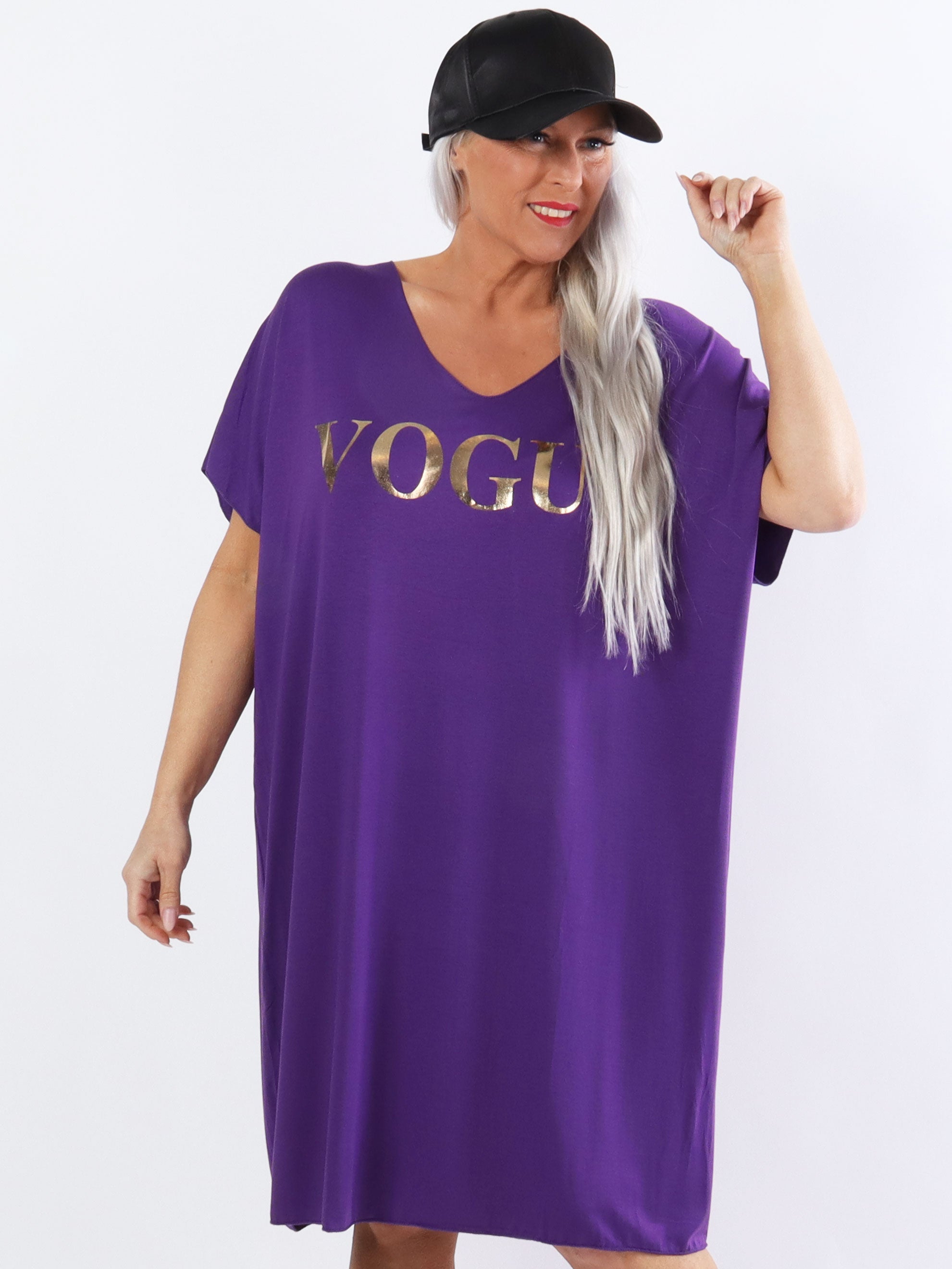 Vogue - Plus size t-shirtkjole i viskose med guld skrift